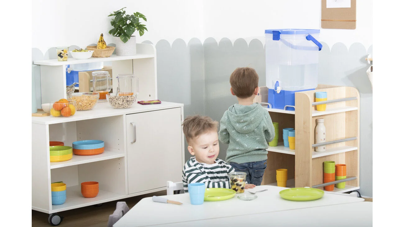 Buffetwagen van 110 cm breed, met opbergruimte en diverse kleuren, gebruikt in een kantineomgeving met kinderen.