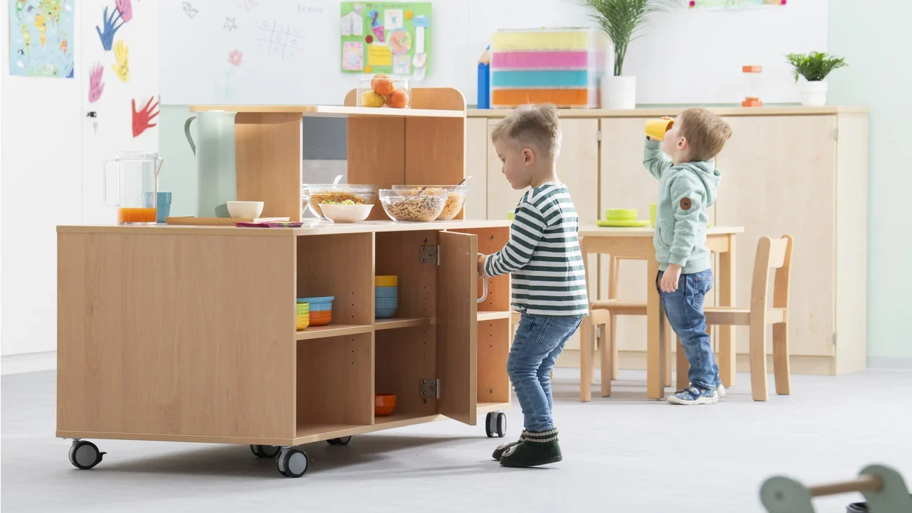 Buffetwagen van 150 cm breed, met opbergruimte en wielen, in lichte houtkleur, geschikt voor kantines.