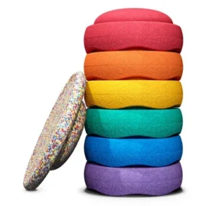 Kleurrijke stapelstenen in een regenboog van rood, oranje, geel, groen, blauw, paars en een kleurrijke stippensteen.