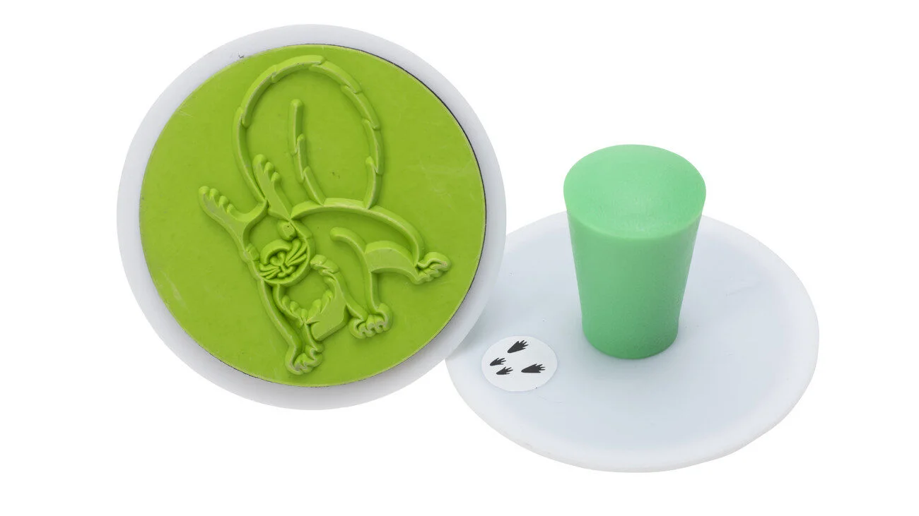 Giant Stamp Animal Tracks, set van 12 stuks, met een diameter van 7,5 cm, inclusief een groene stempel met dierenafdruk.