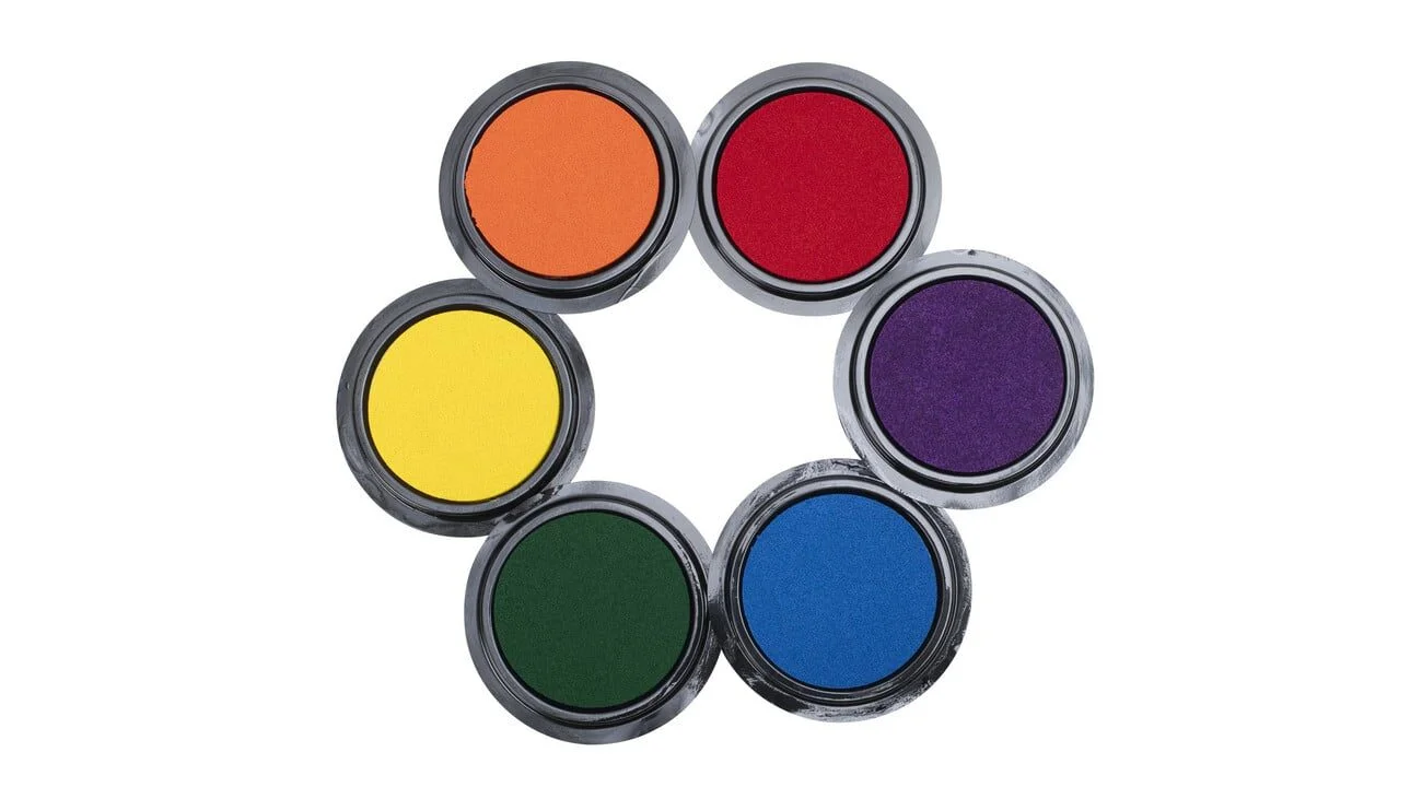 Zes inktkussens in verschillende kleuren: oranje, rood, geel, groen, blauw en paars, perfect voor stempelen.