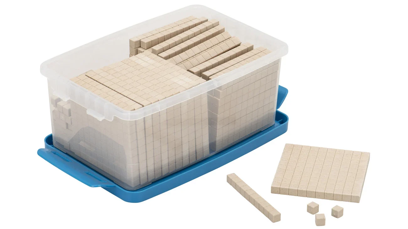 Tien systeemset nummerreeks 100 in een doorzichtige doos, met natuurkleurige blokken en een blauwe ondergrond.