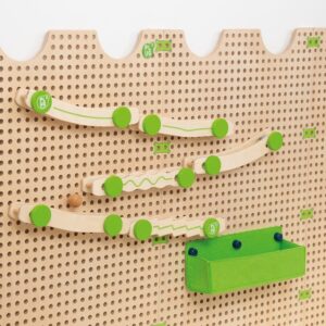 Knikkerbaan met houten elementen en groene pluggen, bevestigbaar op verschillende manieren voor kinderen vanaf 3 jaar.