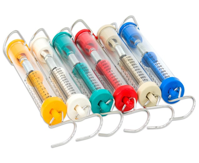 Veerweegschaal set met zes kleurrijke schalen, zichtbaar met meetwaarden voor gewicht en kracht. Ideaal voor natuurkunde.