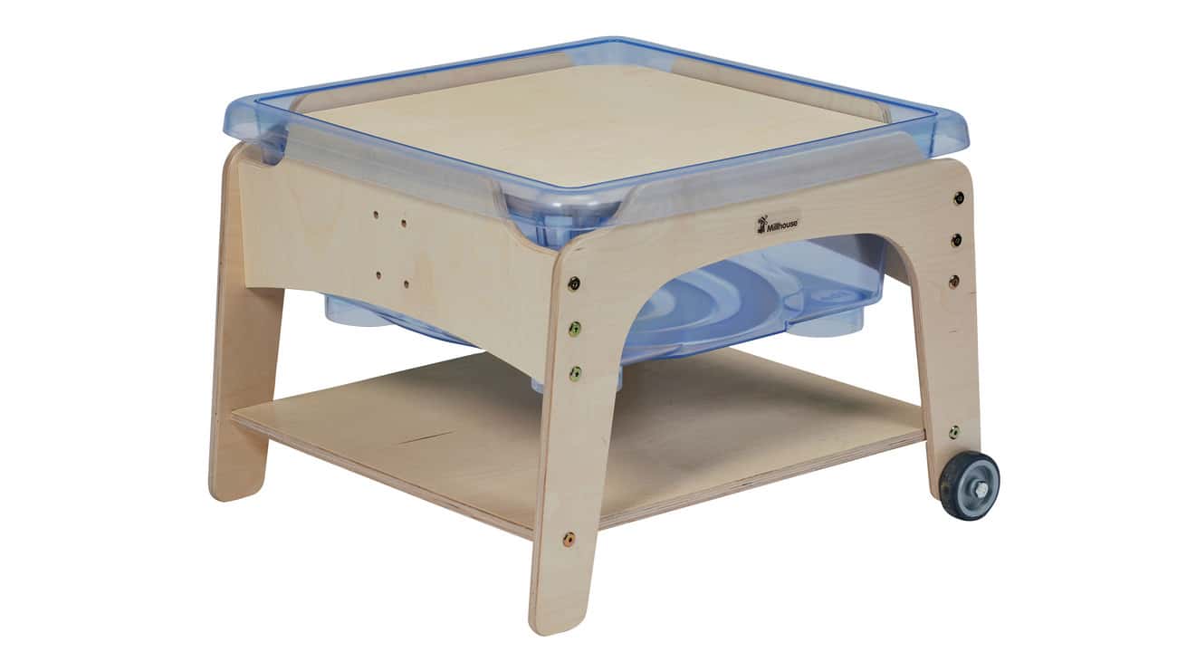 Zand- en watertafel met deksel, houten frame, wielen en open ruimte voor zand en water, ideaal voor creatief spel.