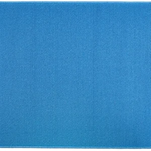 Laagpolig lichtblauw tapijt van 60 x 100 cm, geschikt voor Montessori speelruimtes en speelkleden.