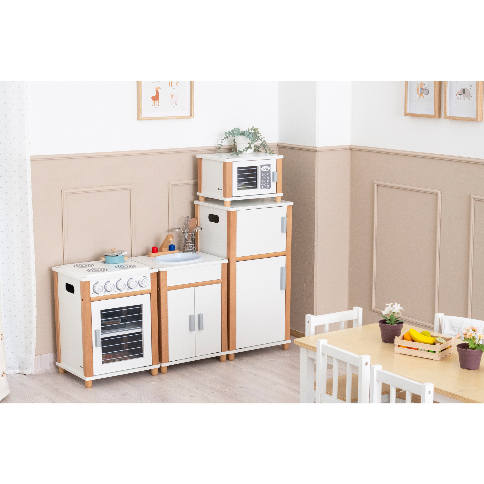 Schattig 4-delig keukentje met fornuis, oven, gootsteen, koelkast en magnetron in lichte kleuren, perfect voor rollenspel.