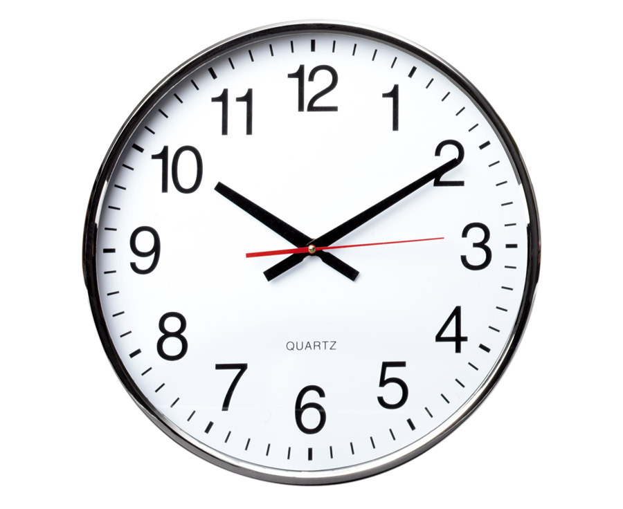 Grote ronde klok met witte wijzerplaat, zwarte cijfers en wijzers, rode secondewijzer, quartz mechanisme.