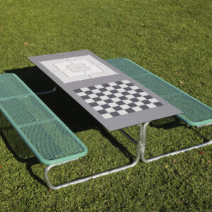 Zitgroep met een grijze tafel met dammen- en molenspel op een groene grasmat, omringd door twee metalen banken.