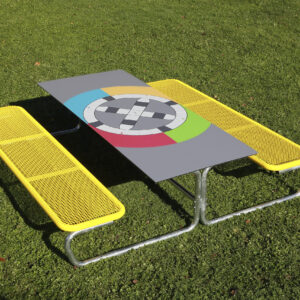 Zitgroep BEKERSPEL met gele banken en een kleurrijke, speelse tafel op gras. Geschikt voor buitengebruik.