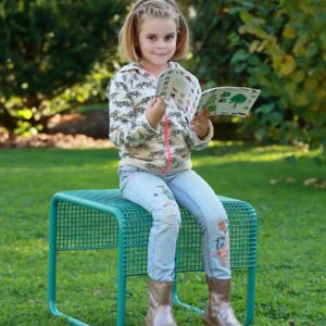 Kruk van gaas in turquoise, met een meisje dat op zit en een boek leest in een groene tuin.