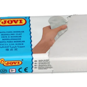 Luchtdrogende boetseerklei in witte verpakking, 1000 gr, met hand die klei vasthoudt, veilig en gebruiksklaar.