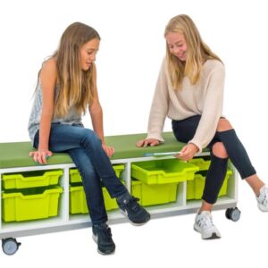 Multifunctionele Flexeo PRO Opberg Zitbank met groene zitting en opbergvakken, gebruikt door twee meisjes.