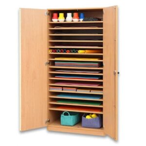 Papier Kast Hoog met open deuren, gevuld met gekleurd papier, knutselmaterialen en opbergmanden voor educatieve benodigdhe...