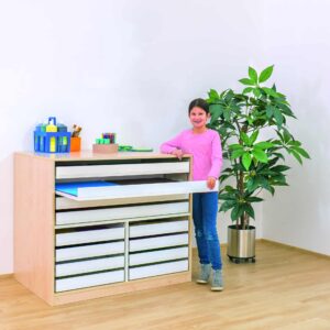 Papier Kast met ruime vakken voor papier en knutselmateriaal, toegankelijk voor leerlingen, met een kind en planten op de ...