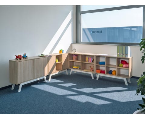 Moderne sideboard kasten met open en gesloten opbergmogelijkheden, geschikt voor documenten en lesmateriaal.