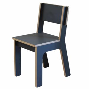 Ergonomische kleuterstoel van stevig hout, met een lage zithoogte en een lichtgewicht ontwerp, ideaal voor jonge kinderen.