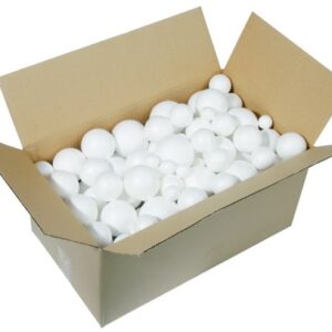 Set van 100 witte piepschuim ballen in een open kartonnen doos, met verschillende formaten voor creatief knutselen.