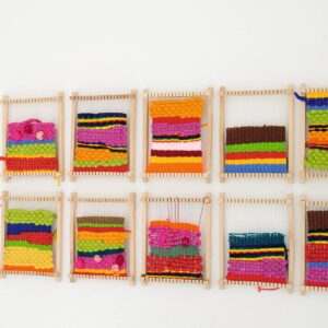 Weefraam set met 10 kleurrijke weefwerken, gemaakt met houten sleden en diverse garens. Perfect voor beginners.