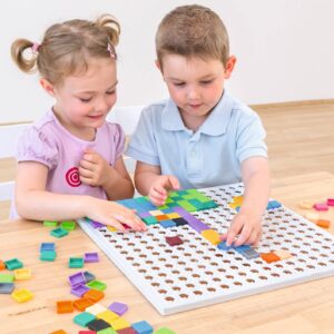 Kinderen maken kleurrijke patronen met een mozaïekpuzzel van 350 kunststof stukjes op een houten tafel.