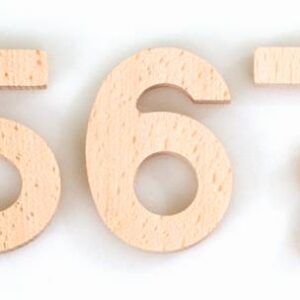 Houten cijfers 1 t/m 10 van beukenhout, elk 7 cm hoog en 1 cm dik, geschikt voor getalbegrip en cijferherkenning.