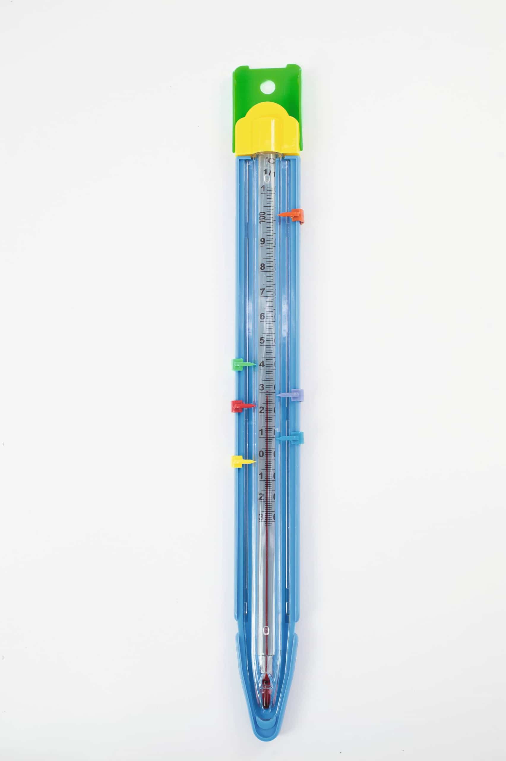 Multi-thermometer met een transparante buis, schaalverdeling en kleurrijke markeringen voor temperatuurmetingen.