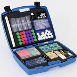 Experimentenkoffer met diverse materialen zoals buisjes, ballen en vloeistoffen voor drijven en zinken experimenten.