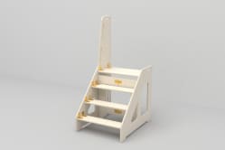 Wandopvouwbaar aankleedmeubel in wit hout met drie treden en een handvat, ideaal voor kinderopvang en garderobe.