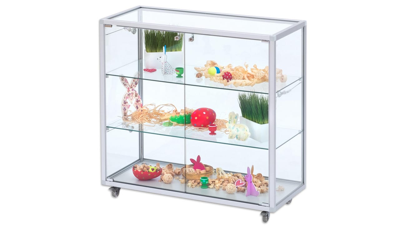 Toonbank vitrine met aluminium frame en gehard glas, perfect voor het beschermen van tentoonstellingsstukken.