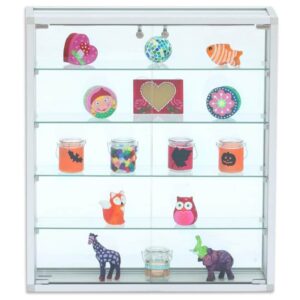 Wandvitrine met aluminium frame en gehard glas, gevuld met kleurrijke tentoonstellingsstukken en beveiligde hoeken.