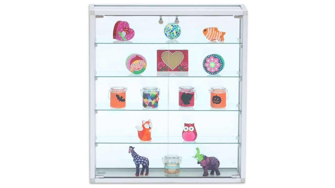 Wandvitrine met aluminium frame en gehard glas, gevuld met kleurrijke tentoonstellingsstukken en beveiligde hoeken.