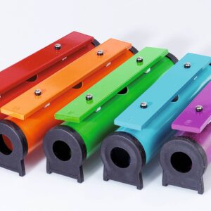 Ronde klankstaven in verschillende kleuren: rood, oranje, groen, blauw en paars, met metalen aanslagstangen.