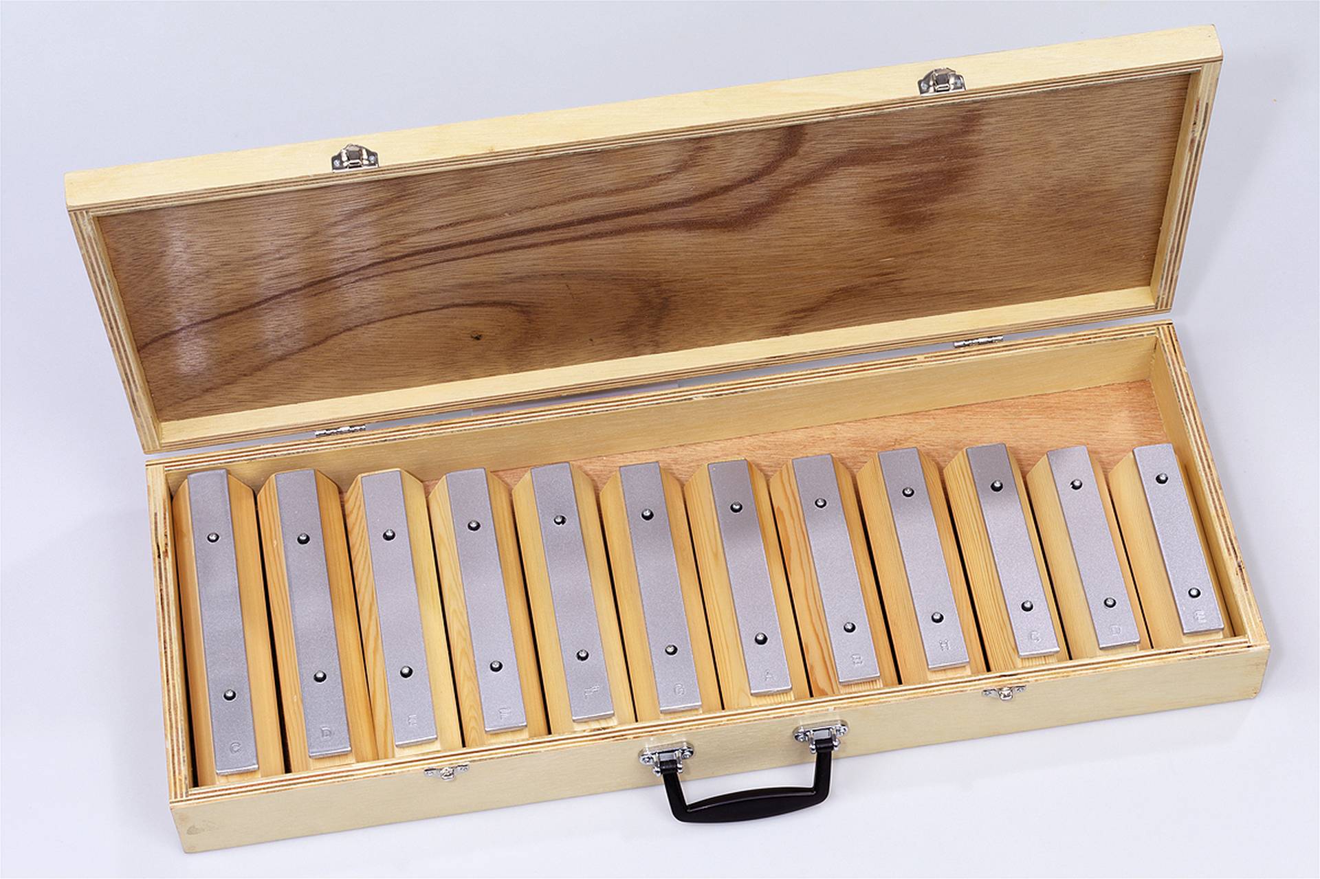 Zeshoekige houten klankstaven set in een houten koffer, met verschillende toonhoogtes voor muzikaal leren.