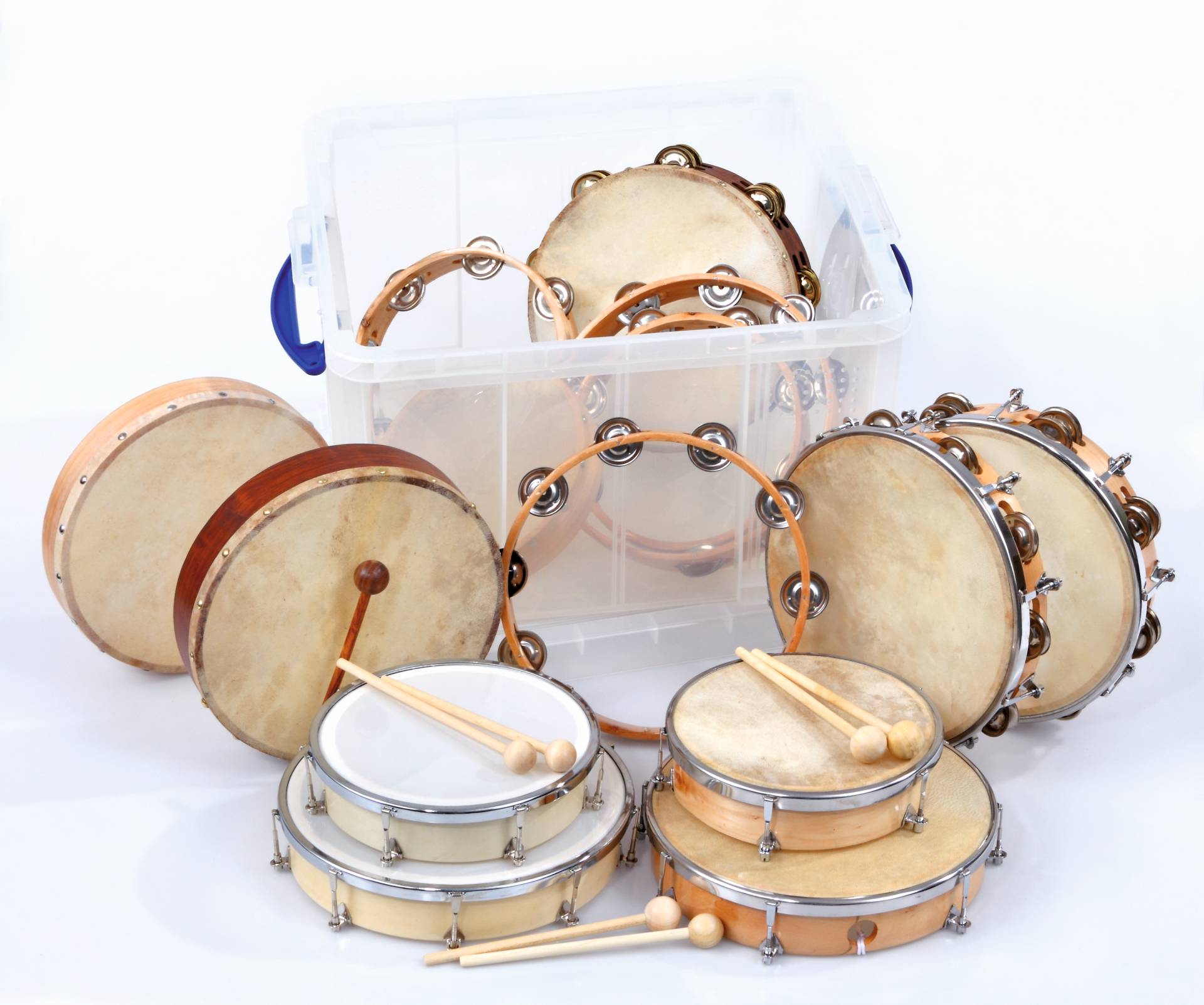 Set van 14 muziekinstrumenten: handtrommels, tamboerijnen en slagstokjes in een praktische opbergdoos.