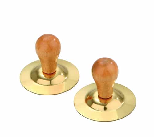 Bass bekkens met gouden schijven en houten handgrepen, geschikt voor muziekeducatie en ritmische oefeningen.