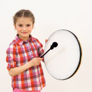 Meisje in een geruit shirt houdt een framedrum vast, klaar om te spelen met een stok. Geschikt voor jonge kinderen.