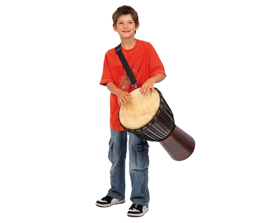 Jongen in een rode t-shirt met een djembe en schouderriem, staand met een glimlach.