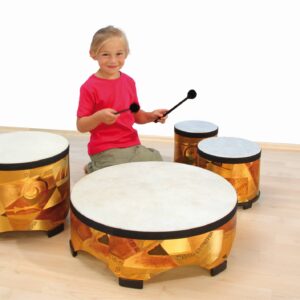 Vloertrommel set met verschillende trommels in goudkleur, kinderen spelen zittend met stokken op de trommels.