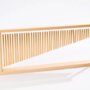 Bar Chimes XL met lange metalen staven op een houten standaard, ideaal voor rustmomenten en muzikale activiteiten.