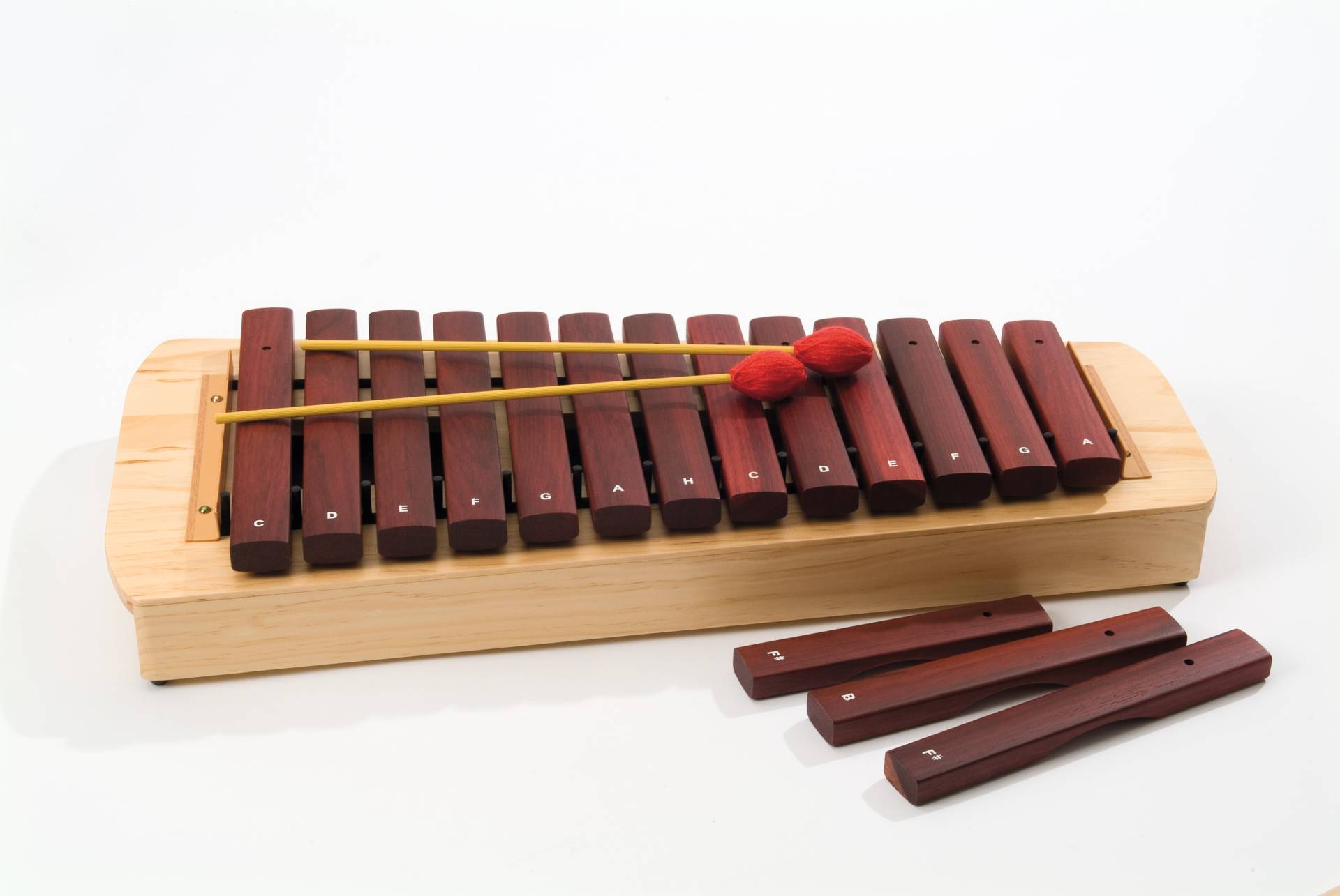 Compact sopraanxylofoon met houten toetsen, twee mallets en losse klankstaven, ideaal voor jonge muzikanten.