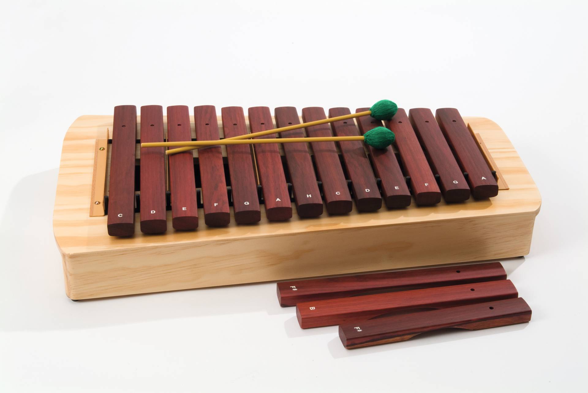 Compacte altxylofoon met stevige houten toetsen en twee groene mallets, ideaal voor muzieklessen en leermiddelen.