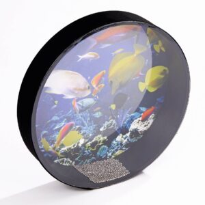 Oceaan drum met kleurrijke vissen op de voorkant, gevuld met korrels voor rustgevende zeegeluiden bij kantelen.