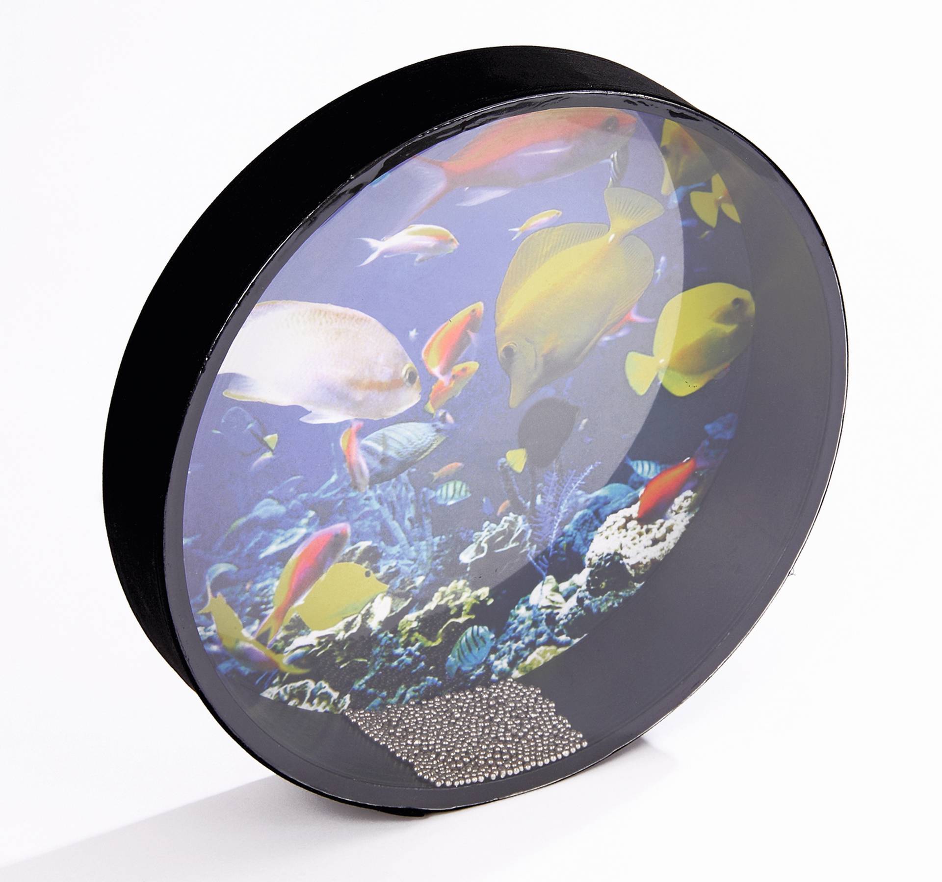 Oceaan drum met kleurrijke vissen op de voorkant, gevuld met korrels voor rustgevende zeegeluiden bij kantelen.