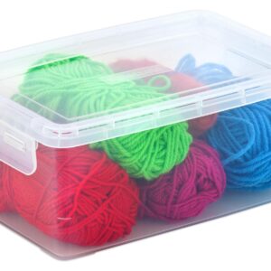 Transparante roze opbergdoos met kleurrijke bolletjes garen in verschillende tinten, ideaal voor creatief gebruik.