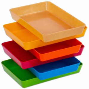 Set van 6 gekleurde biokunststof schalen in oranje, geel, rood, groen en blauw, gestapeld op elkaar.