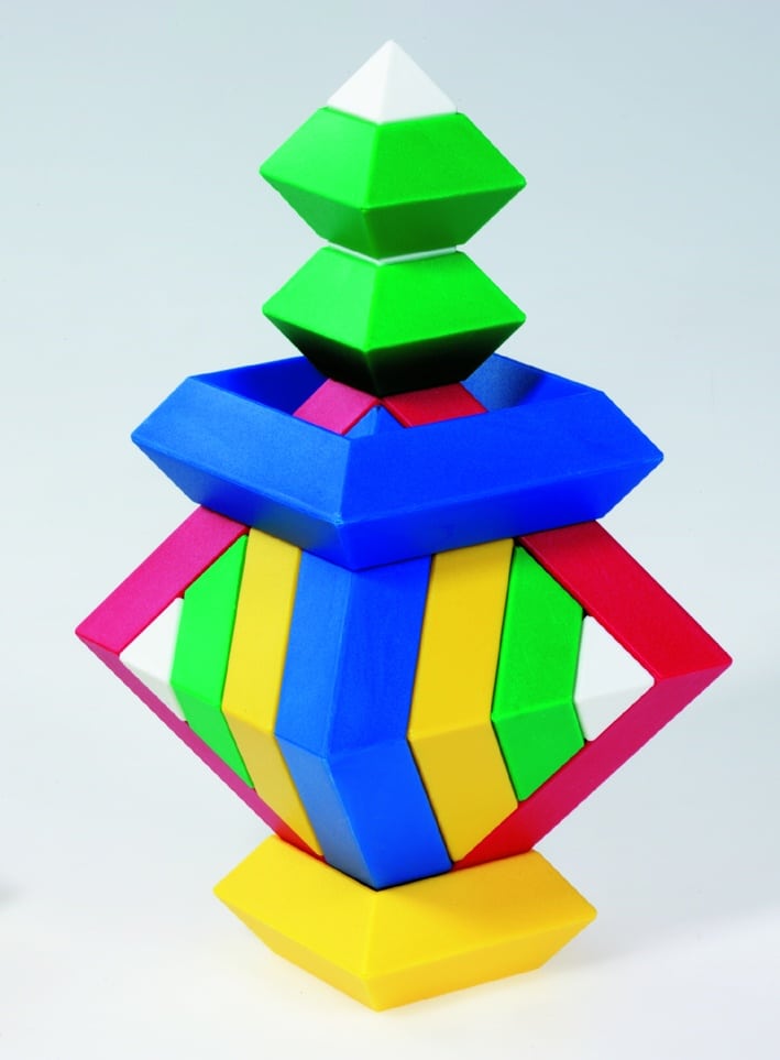 Kleurrijke 3D triangel puzzel met geometrische vormen, stimuleert ruimtelijk inzicht en patroonherkenning.