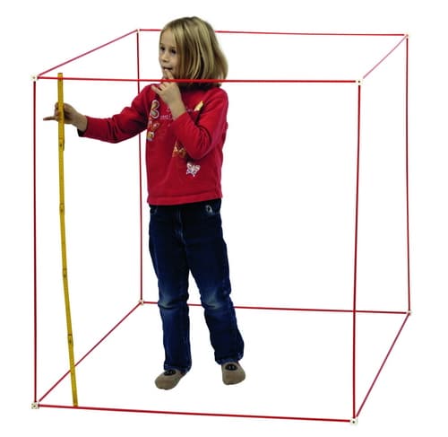 Kubieke meter model met een kind dat een meetlat vasthoudt, ideaal voor het leren van volume en driedimensionale metingen.