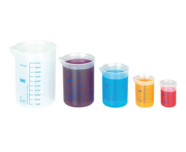 Set van 5 maatbekers met schaalverdeling in ml, variërend in kleur en grootte, ideaal voor vloeistofmetingen in de klas.