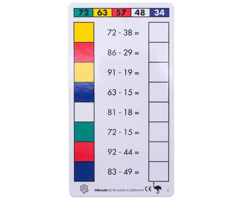 Kaart met sommen en kleurige kubussen voor het controleren van antwoorden in rekenspelletjes.