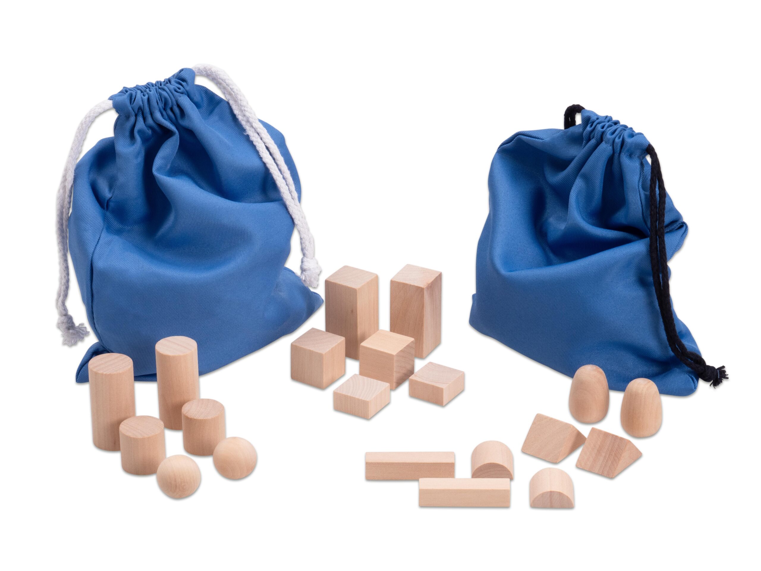 Mystery Bag met 18 houten geometrische vormen in twee blauwe tassen, waaronder cilinders, blokken en bollen.